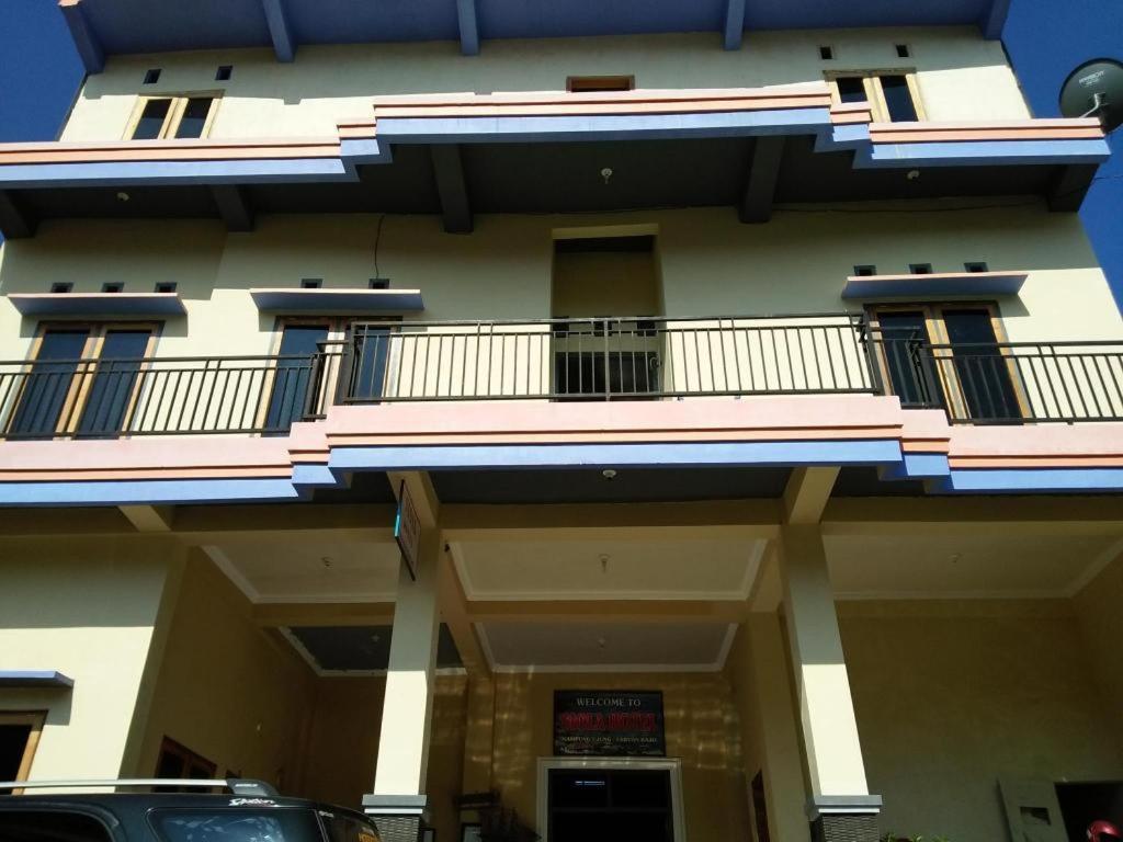 Siola Hotel Лабуан-Бахо Экстерьер фото