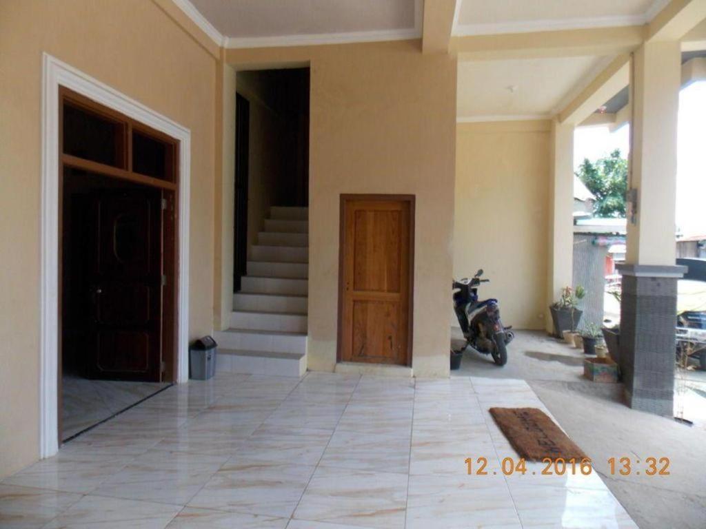 Siola Hotel Лабуан-Бахо Экстерьер фото